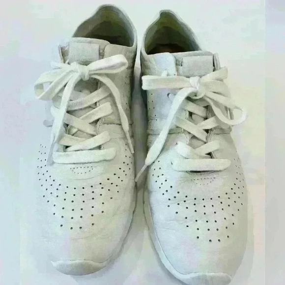 Women Uggs TYE SOFT perforated, leather, beige, and color size 8.5 - Picture 3 of 7